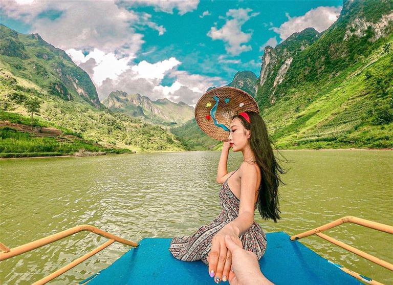 Ngồi thuyền du ngoạn thắng cảnh là hoạt động không thể bỏ lỡ khi đến thăm sông Nho Quế Hà Giang. 