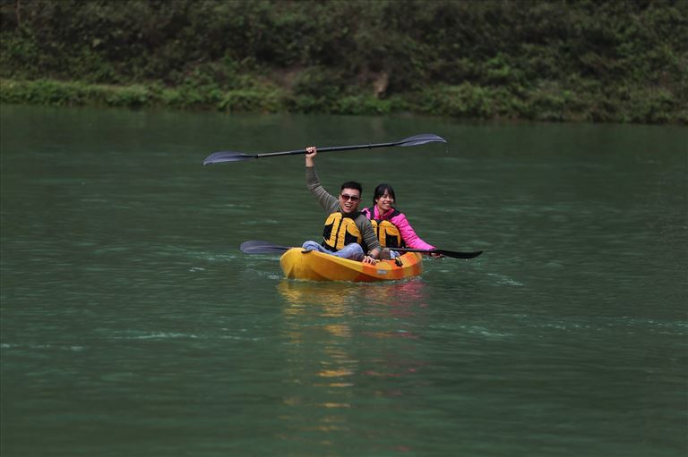 Du khách vô cùng thích thú khi tham gia hoạt động trèo thuyền kayak trên sông Nho Quế Hà Giang. 