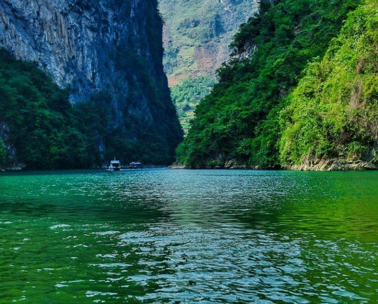Dòng sông Nho Quế có màu nước xanh ngọc cực kì đẹp mắt, thơ mộng khiến du khách khó lòng mà quên được. 