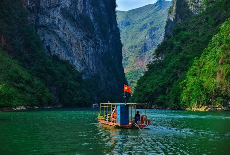 Chi phí cho một lần đi thuyền trên sông Nho Quế Hà Giang là 130.000đ/ 1 người rất phải chăng và xứng đáng.