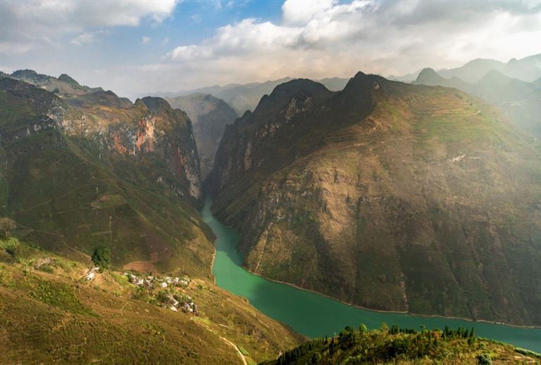 Sông Nho Quế được bắt nguồn từ khu vực núi Nghiễm Sơn, tỉnh Vân Nam, Trung Quốc.