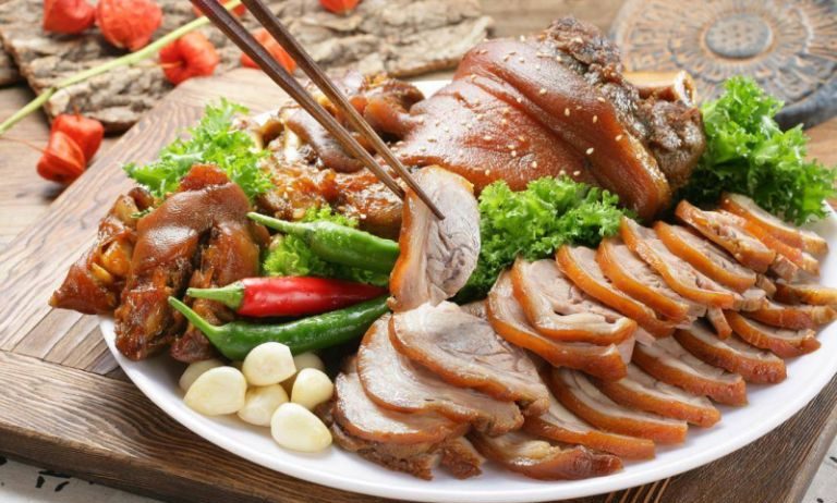 Thịt lợn cắp nách được chế biến theo công thức vùng cao cùng với nhiều loại thảo mộc mang đến hương vị hấp dẫn khó lòng quên được 