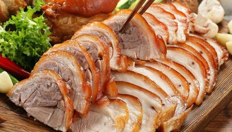 Phần thịt lợn thơm mềm, ngọt thanh có phần béo nhẹ chấm với muối đậm đà ăn vô cùng đưa miệng 