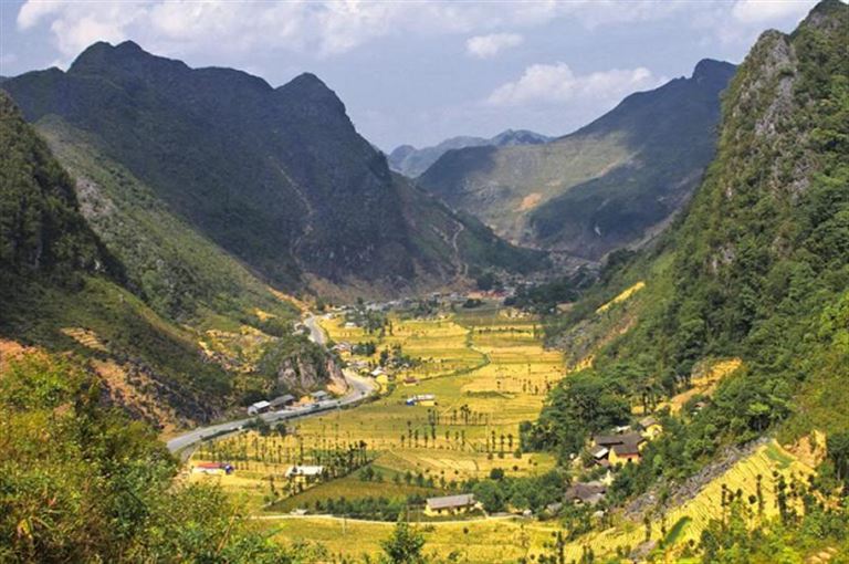 Thung lũng Sủng Là Hà Giang mang vẻ đẹp bình dị, đơn sở với cây cối tốt tươi quanh năm cùng nhiều loài hoa đua nhau nở rộ. 
