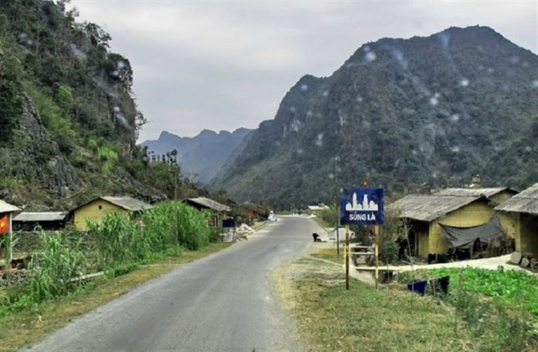 Đường tới Thung lũng Sủng Là cách Hà Giang khoảng 1 giờ 43 phút đi xe nếu thời tiết và giao thông thuận lợi.