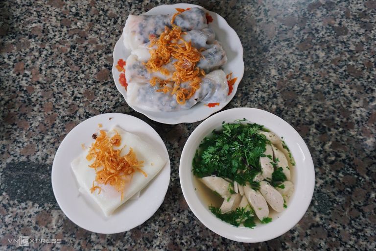 Bánh cuốn chấm canh xương là món ăn đặc sản tại Hà Giang mà du khách không nên bỏ lỡ 