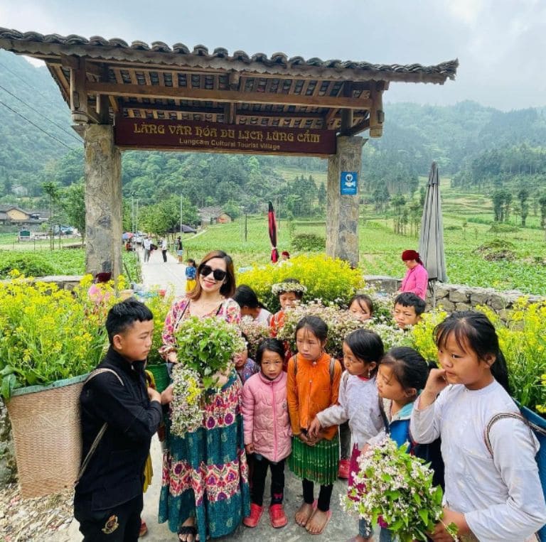 Làng Văn Hóa Lũng Cẩm sẽ đem tới cho bạn không gian thư giãn bình yên với sắc hoa rực rỡ trong tour du lịch Hà Giang 2 ngày 1 đêm
