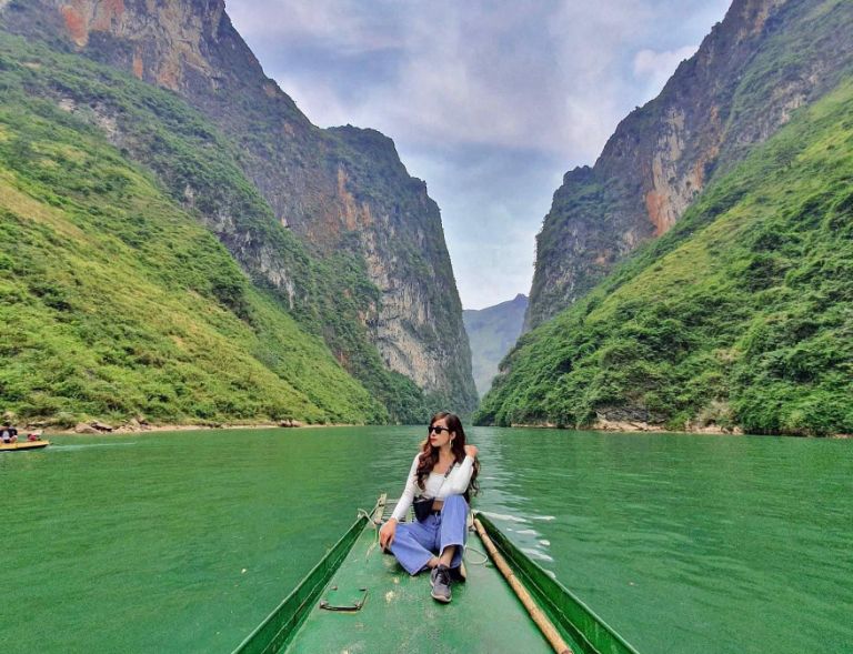 Đi thuyền trên dòng sông Nho Quế xanh ngọc bích sẽ là một trải nghiệm thú vị trong tour du lịch Hà Giang 2 ngày 1 đêm 