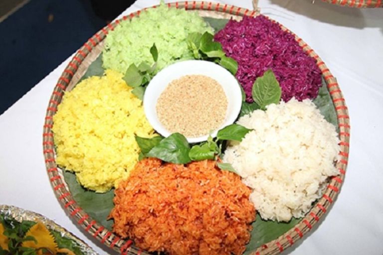 Xôi ngũ sắc là món ăn vừa bắt mắt vừa bắt miệng tại Hà Giang mà bạn không thể bỏ qua trong tour du lịch 2 ngày 1 đêm
