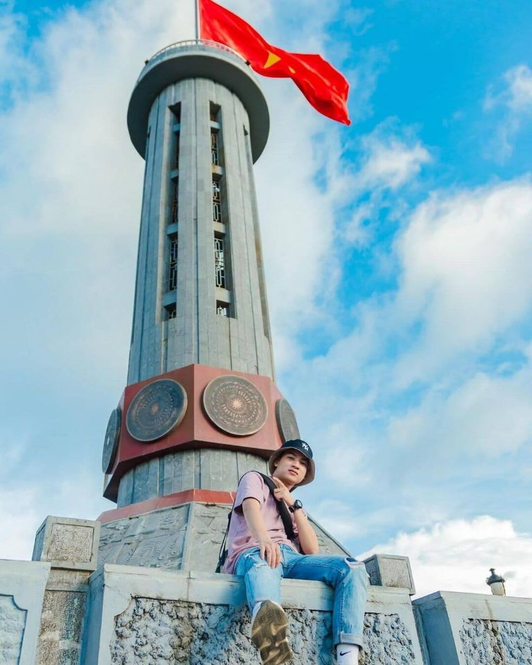 Các bạn trẻ yêu thích check-in tại cột cờ Lũng Cú - một trong những địa danh nổi tiếng khi book tour du lịch Hà Giang