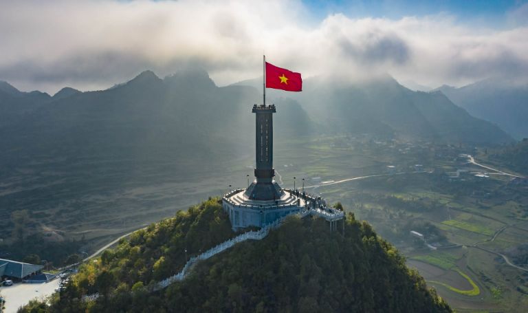 Toàn cảnh vẻ đẹp của cột cờ Lũng Cú được khách du lịch khám phá khi đặt chân tới Hà Giang