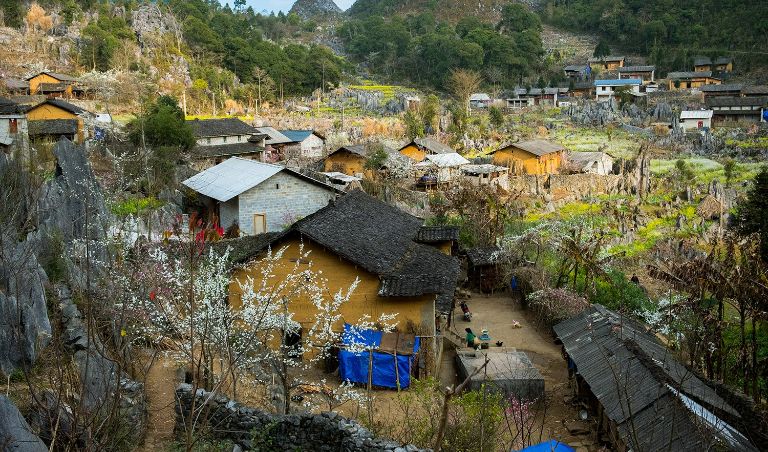 Những ngôi nhà mộc mạc đan xen giữa núi đá khổng lồ tạo nên nét đặc trưng tại huyện Đồng Văn