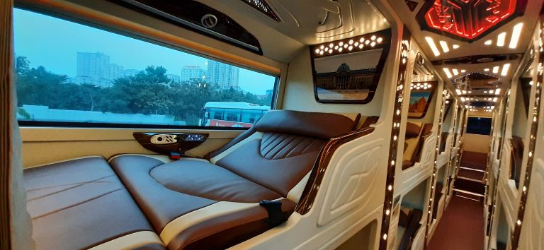 Dòng xe chuyên chở hành khách trong tour xe máy Hà Giang 2 ngày 2 đêm là xe limousine giường nằm