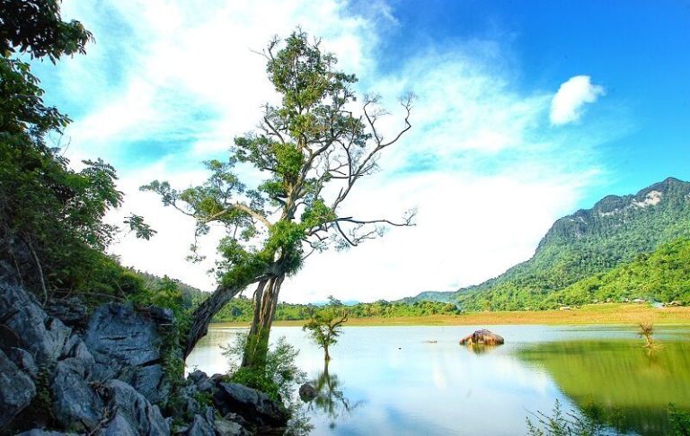 Hồ Noong trên dãy núi Tây Côn Lĩnh cao sừng sừng sững có cảnh quan thay đổi linh hoạt giữa mùa mưa và mùa khô vô cùng thú vị
