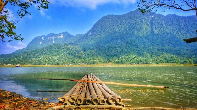 Vào mùa mưa, nước hồ Noong dâng cao, du khách tới Vị Xuyên có thể thoải mái ngắm cảnh trên thuyền hoặc bè gỗ nên thơ