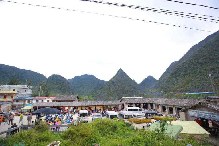 Hình ảnh ở trung tâm thị trấn có đông đảo du khách tới tham quan mỗi khi vào mùa du lịch cao điểm của Hà Giang