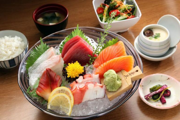 Những miếng cá hồi tươi sống đạt chuẩn chất lượng loại I được sử dụng để làm sushi 