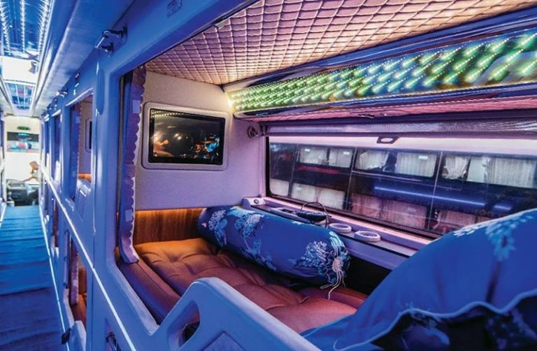 Không gian riêng tư được thiết kế trong xe khách Quốc Khánh mang đến cảm giác thoải mái và tự nhiên cho hành khách trong chuyến đi dài từ Đà Nẵng vào Đà Lạt 