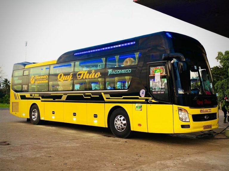 Nhà xe Quý Thảo với tông vàng nổi bật cam kết luôn mang đến cho hành khách những chuyến xe khách Đà Nẵng Đắk Lắk chất lượng nhất