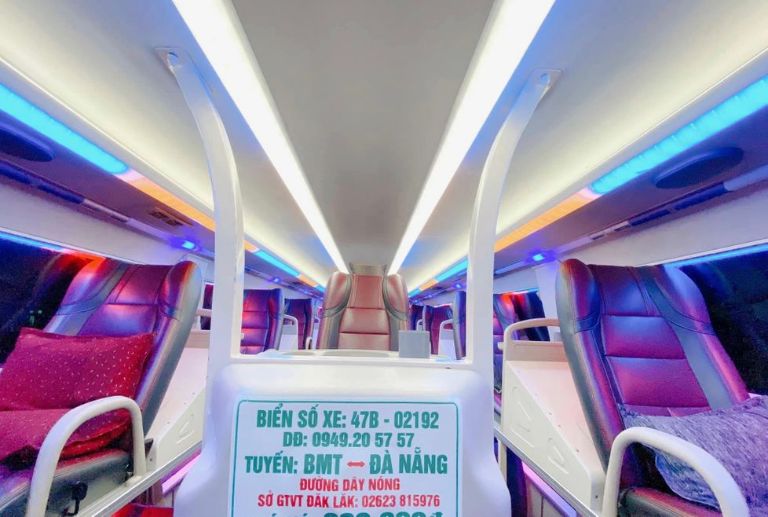 Không gian bên trong xe khách Mai Linh được trang bị nhiều đèn chiếu sáng bắt mắt.