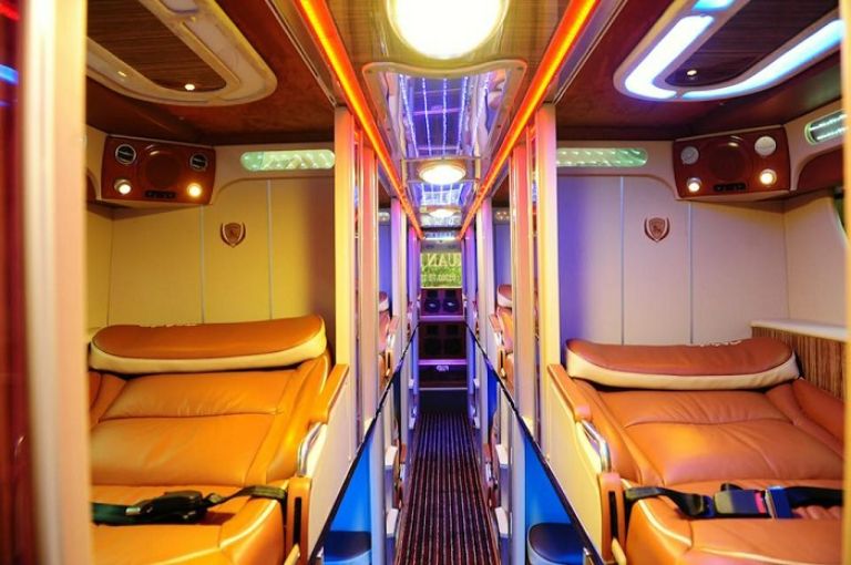 Mỗi giường được lắp rèm tạo không gian riêng tư cho hành khách