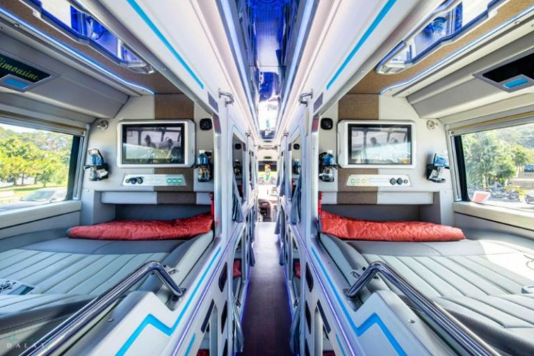 Sự tiện nghi và không gian riêng tư bên trong xe khách Mai Linh Express được nhiều khách hàng đánh giá rất tốt 