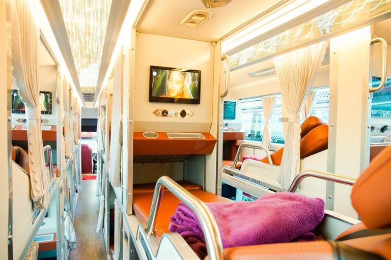 Nhà xe Liên Hưng mang đến cho khách hàng không gian nghỉ ngơi hiện đại, riêng tư thoải mái trong xe limousine 34 giường. 