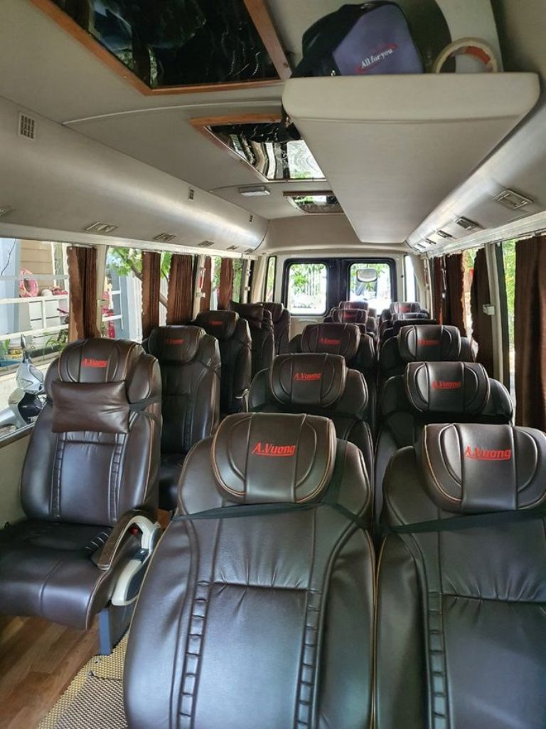 Xe Limousine 18 chỗ với không gian rộng rãi được phục vụ tại nhà xe Minh Ánh.