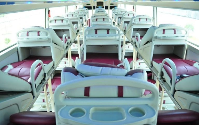 Ghế được bọc da sang trọng cùng khăn lạnh, nước lọc được chuẩn bị sẵn trước khi hành khách lên xe vô cùng ấn tượng