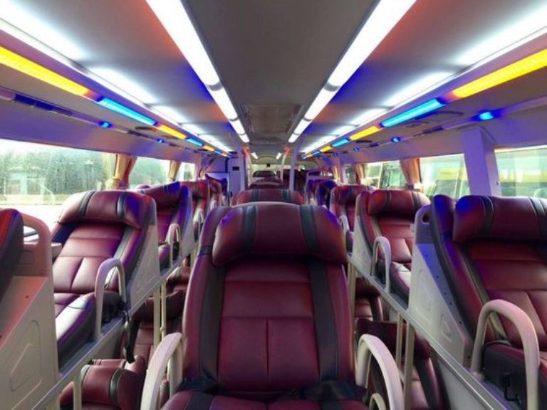 Nhà xe Ngọc Ánh sử dụng dòng xe limousine cao cấp, rộng rãi, đảm bảo một chuyến đi thoải mái, riêng tư, dễ chịu