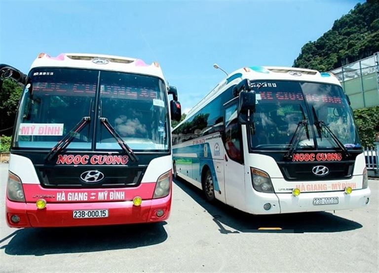 Xe khách là lựa chọn vừa an toàn vừa tiết kiệm sức lực khi di chuyển từ Hà Nội đến Hà Giang. 