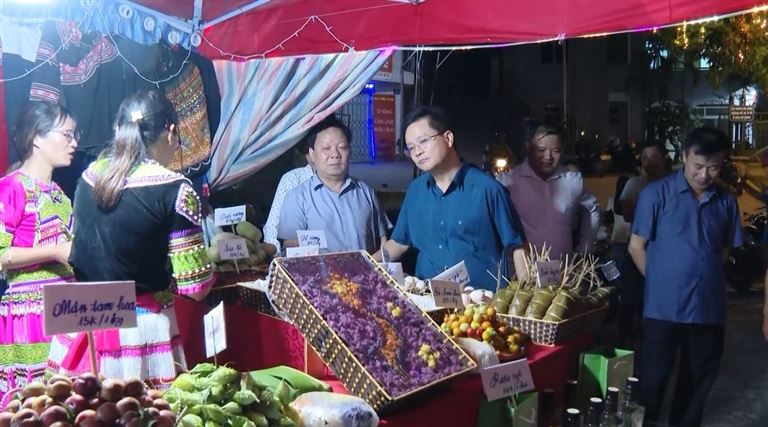Nếu đã đến Xín Mần du lịch thì hãy ghé thăm phiên chợ đêm Cốc Pài được tổ chức vào thứ 7 hàng tuần nhé. 