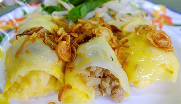 Đến Đồng Văn Hà Giang, nhất định các bạn phải thử qua món đặc sản bánh cuốn trứng độc lạ. 