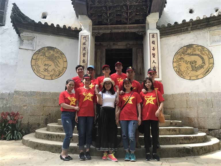 Các bạn cần mặc những bộ trang phục lịch sự, không hở hang, phản cảm khi đến thăm các khu di tích lịch sử tại Hà Giang. 