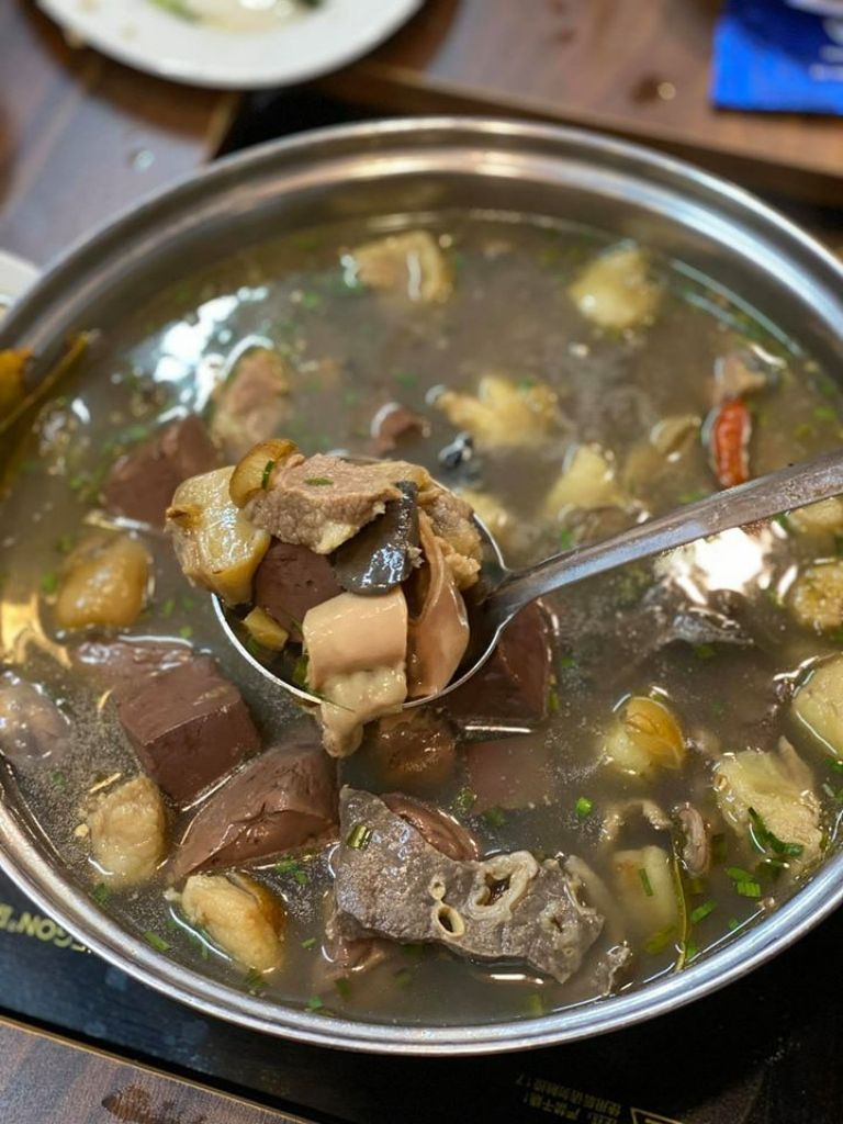 Trong quá trình chế biến, gia vị được sử dụng phù hợp với phong cách ăn uống của người H'Mông và tạo ra một hương vị đặc trưng cho món ăn 