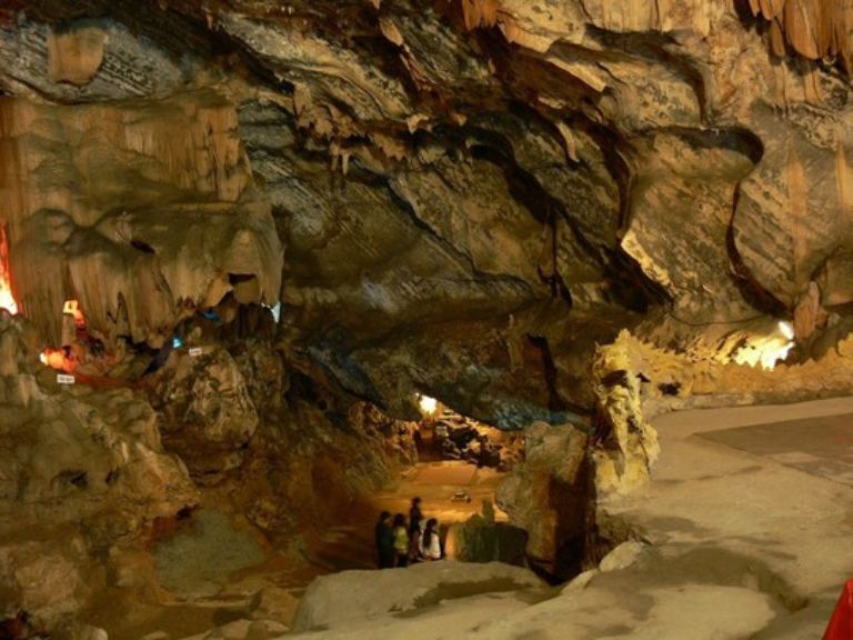 Hang Nặm Pạu là hang động lớn nhất từng được khám phá ở Hà Giang. Hà Giang có gì.