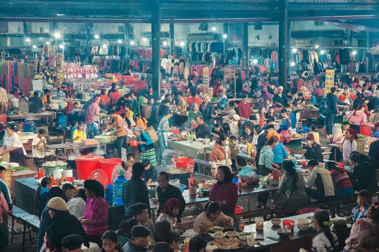 Chợ Mèo Vạc là phiên chợ lớn nhất ở Hà Giang, được phân thành các khu vực rõ ràng. 