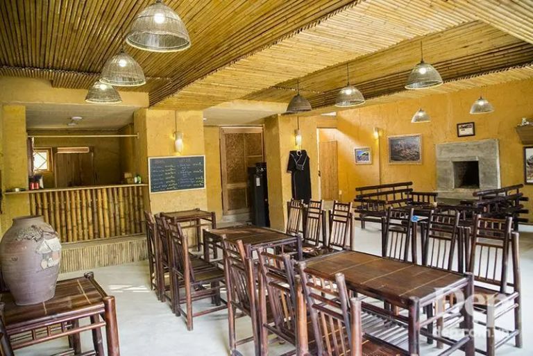 Khu vực nhà hàng sang trọng với bộ bàn ghế gỗ có sức chứa lên tới 30 khách du lịch