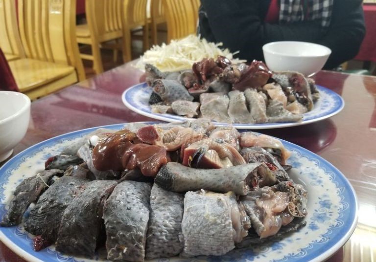 Lẩu gà đen Hà Giang ở Oanh Hiệu tuy đắt hơn các quán cùng khu vực nhưng chất lượng gà ở đây sẽ không làm bạn thất vọng