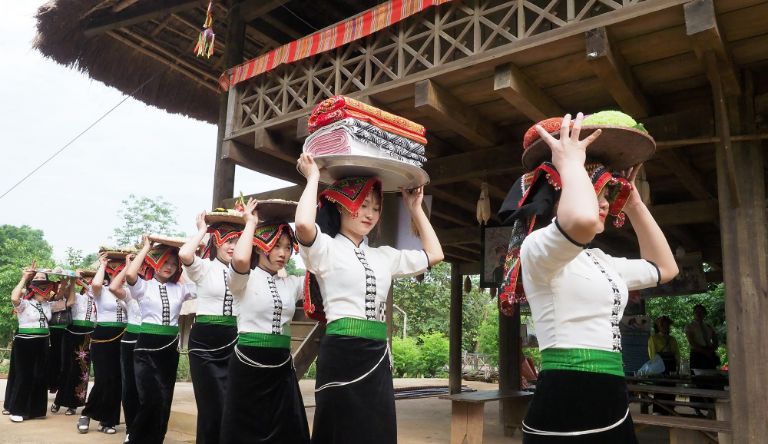 Các chàng trai, cô gái háo hức tham gia lễ hội Cầu Trăng Hà Giang với những bộ trang phục truyền thống