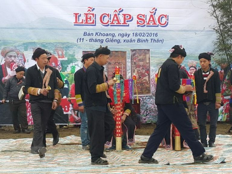 Phần hội với các tiết mục độc đáo được trình diễn bởi đồng bào dân tộc Dao Đỏ khiến du khách yêu thích ghi lại làm kỉ niệm