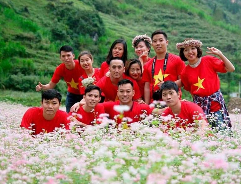 Du khách không khỏi ấn tượng với vẻ đẹp thơ mộng của loài hoa tam giác mạch khi tháng 10 ghé thăm Hà Giang 