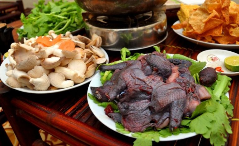 Món lẩu gà đen nóng hổi ở quán sẽ được ăn kèm với vô số loại rau rừng thơm ngon nên du khách sẽ không cảm thấy bị ngán khi ăn