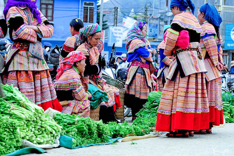Chợ phiên Đồng Văn không chỉ bán Thắng cố mà bán cả vật dụng cũng như các loại nông sản tươi ngon mới hái từ vườn về