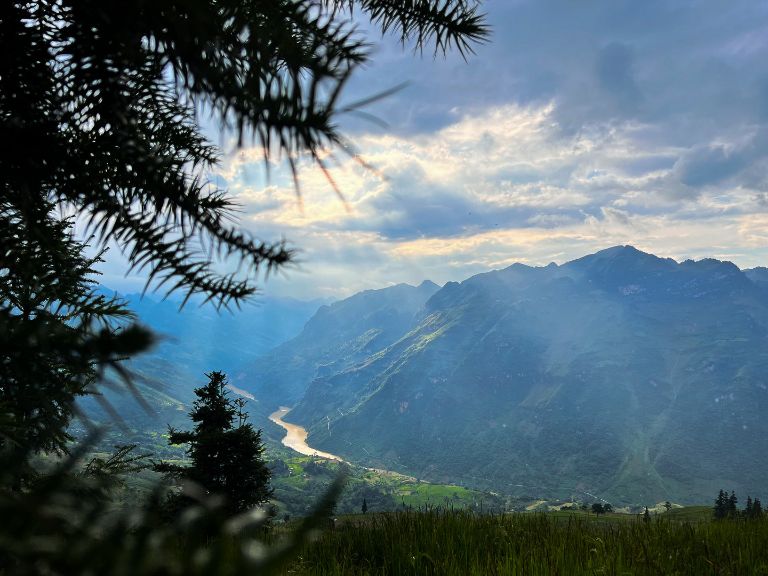 Khung cảnh núi non hùng vĩ của Xín Mần với góc nhìn từ thảo nguyên. (Nguồn: vietnamnet.vn)