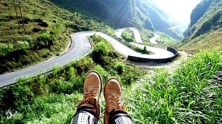 Nên mang giày hoặc sandal thay vì giày cao gót vì địa hình Hà Giang toàn là đồi núi và nhiều đường đất. 