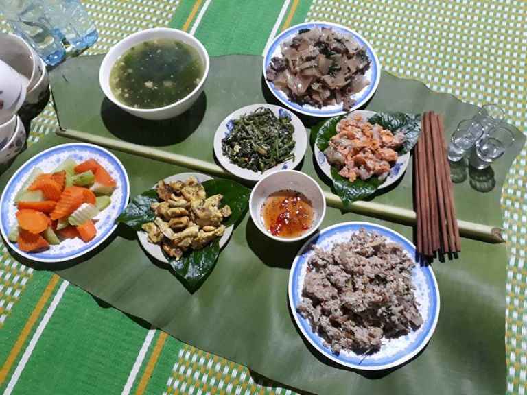 Đến tối, đoàn du khách sẽ thưởng thức các món ăn đặc sản Hà Giang do chính tay chủ khách sạn hoặc homestay chế biến