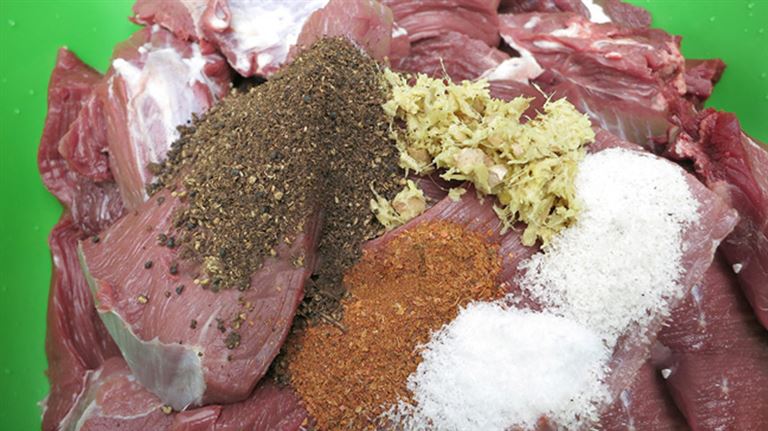 Tiến hành pha chế hỗn hợp gia vị để ướp thịt trâu giúp cho món ăn đậm đà, thơm ngon