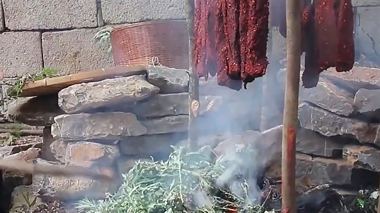 Người dân thường dùng ngải cứu và các loại củi cây rừng, gỗ thảo mộc để tạo khói và tăng thêm mùi vị cho món thịt trâu gác bếp Hà Giang. 