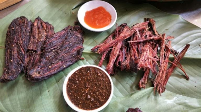 Thịt trâu gác bếp Hà Giang có mức giá cao nhưng vẫn được đông đảo khách hàng yêu thích. 